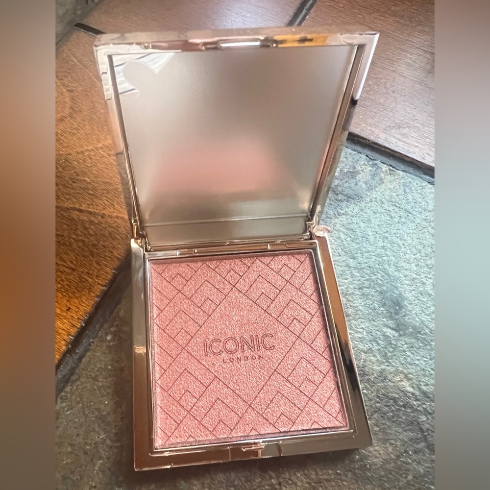 New blush/bronzer. ICONIC LONDON Kissed by the sun